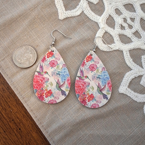 💥SALE💥NEW Humming Bird Floral Dangle Earrings - Picture 2 of 4